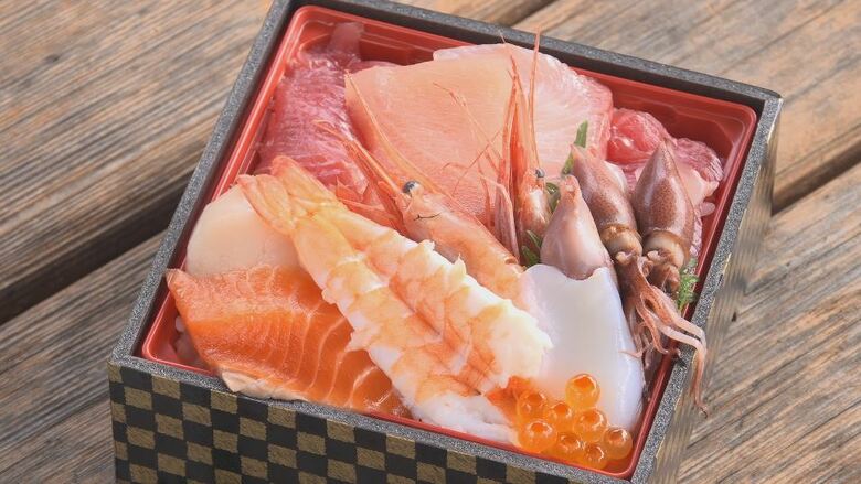 松本市浅間温泉で「海鮮まつり」　旬の海の幸たっぷりの海鮮丼、イカの丸焼き、北海道のホタテ、大きなズワイガニのカニグラタン　3月22日まで｜FNNプライムオンライン