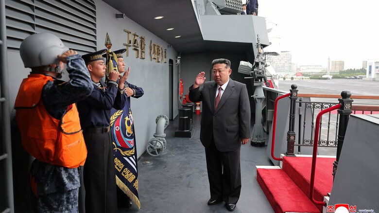 金正恩総書記が新型駆逐艦を視察「海軍の強い実力は敵の挑発を徹底的に抑止するよう行使…」平壌で開幕の最新兵器展示会｜FNNプライムオンライン