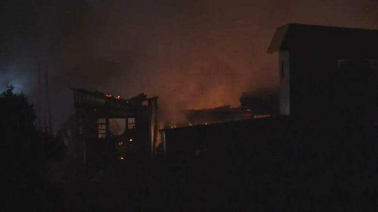 青森市で住宅火災1人けが　2階建て住宅と軽トラックが全焼　地震の関連は調査中｜FNNプライムオンライン