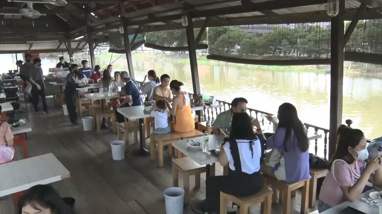 川の上に浮かぶボートを利用したレストラン