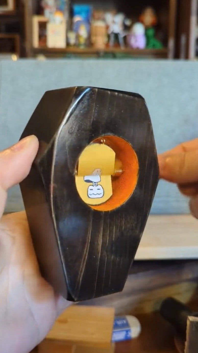 シカクガングさん作「スプリットフラップ」の映像玩具