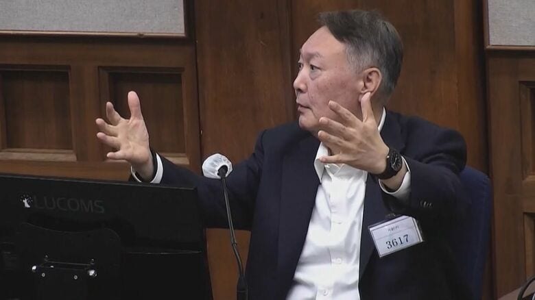 法廷で話す尹被告