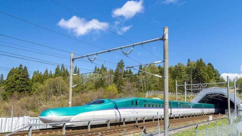 北海道に行くには飛行機？それとも新幹線？開業3年…低迷する北海道新幹線の悩み