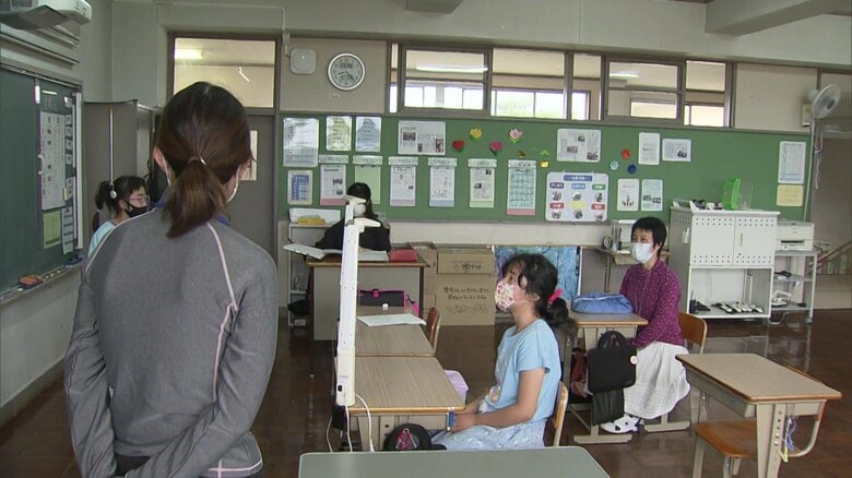 小学3年生と机を並べる