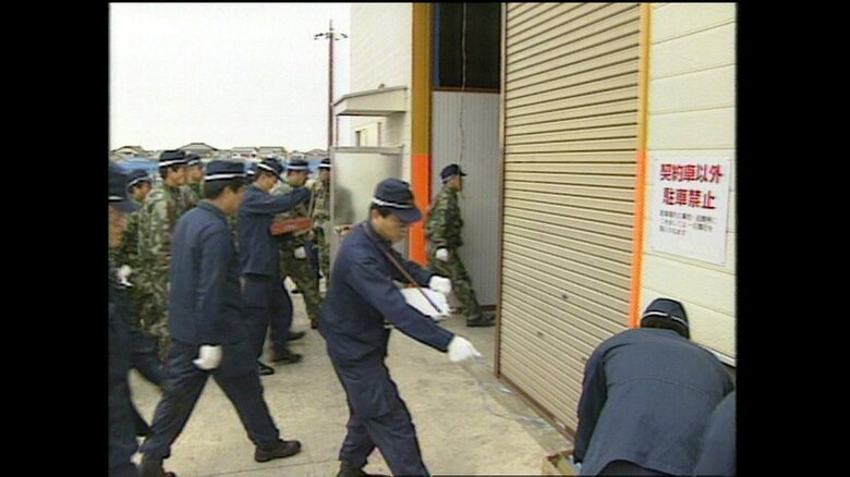 富士市にある薬品倉庫の捜索（1995年4月）