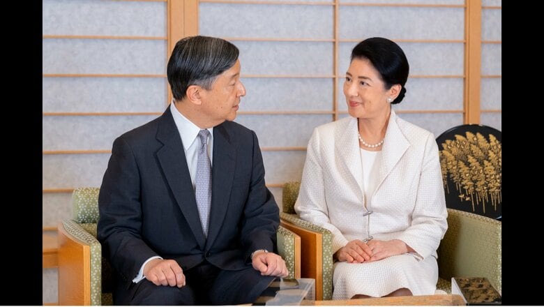 懐紙箱とお盆は輪島塗で壺は珠洲焼　宮内庁提供