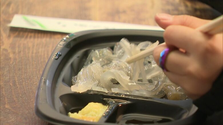 釣ったイカはその場でさばいて刺し身に