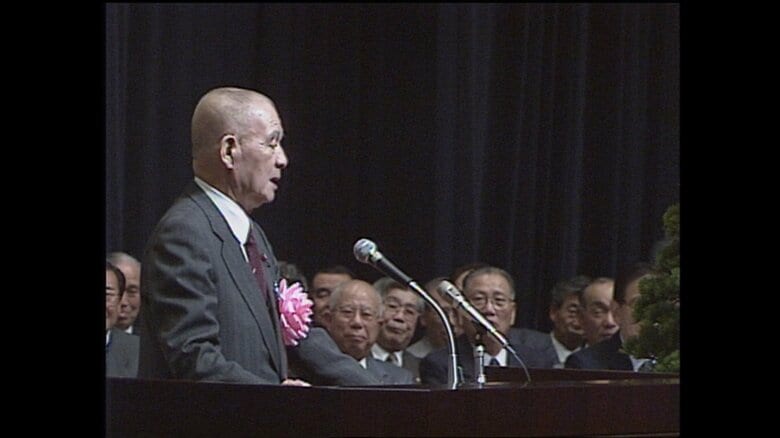 演説を締めくくる金丸氏　この直後に銃撃が起きる