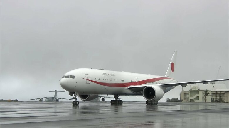 天皇皇后両陛下を乗せた政府専用機が硫黄島に到着