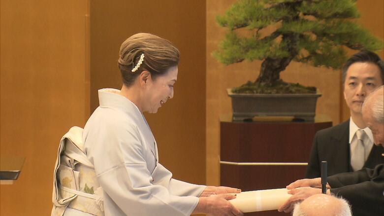 日本芸術院賞を受賞した小説家・桐野夏生さん（左）