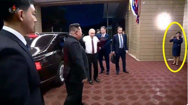 6月19日、迎賓館に到着したプーチン大統領と金総書記をスマホで撮影する玄松月党副部長（朝鮮中央テレビ）