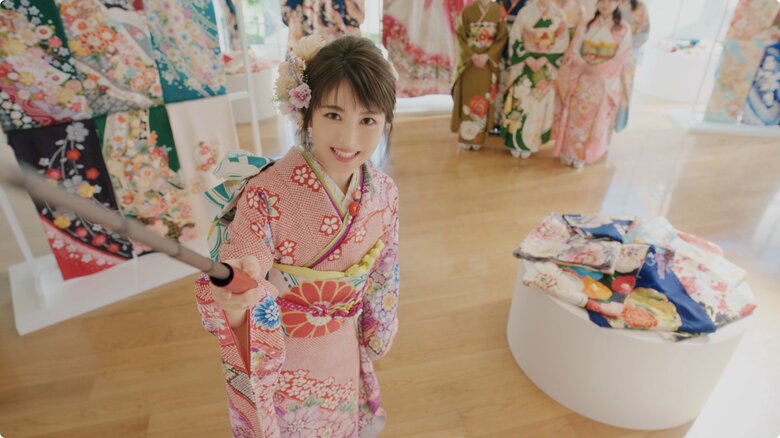 浜辺美波の振り袖　自撮り棒で上からのショット