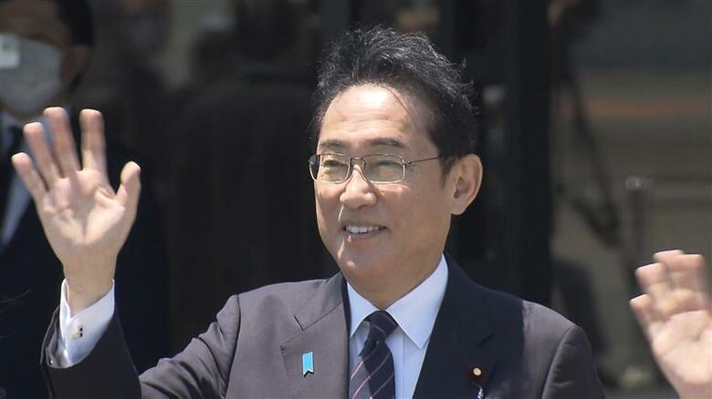 両陛下を見送る岸田首相（羽田空港 17日午前）