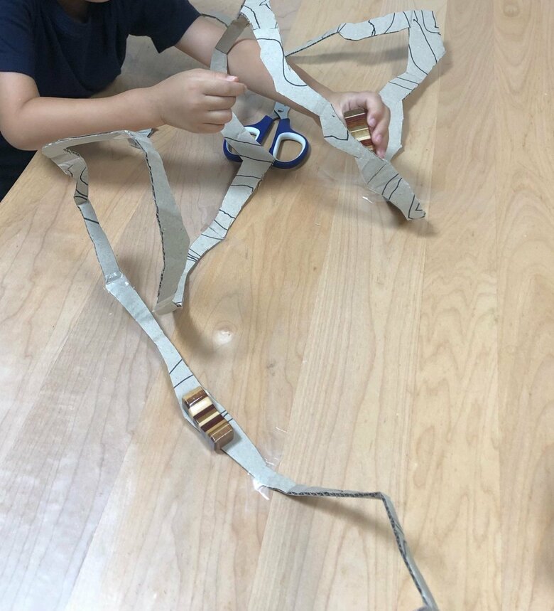 工作も上手！ジェットコースターを作り出した4歳（提供：Pekepomさん）