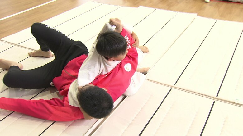 ちびっこ柔道家が背負い投げで「一本」！
