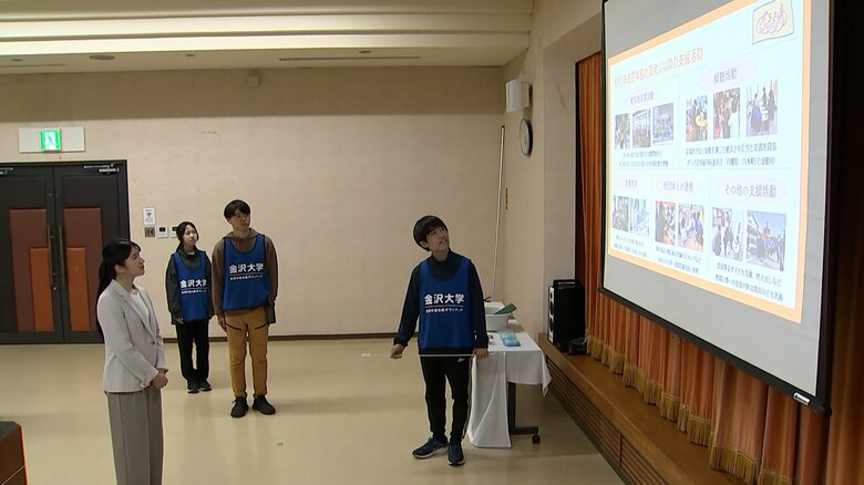 被災地で活動する大学生のボランティアと懇談された