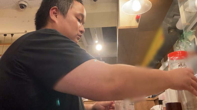 居酒屋で“スキマバイト”をするハマちゃん