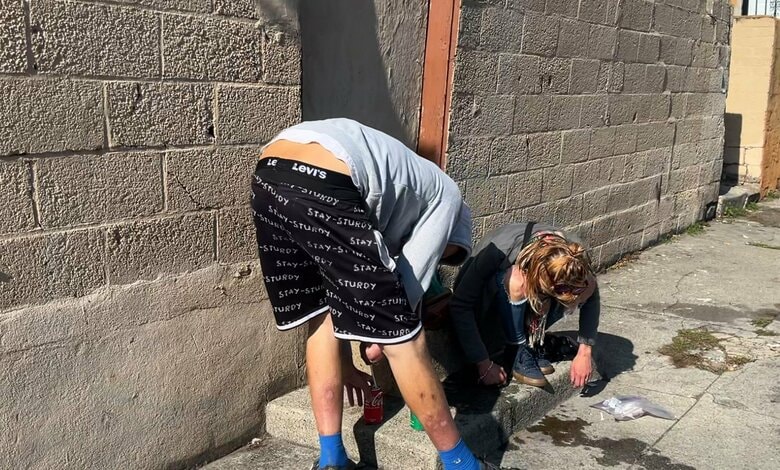 路上では大勢の人が“ゾンビ化”している