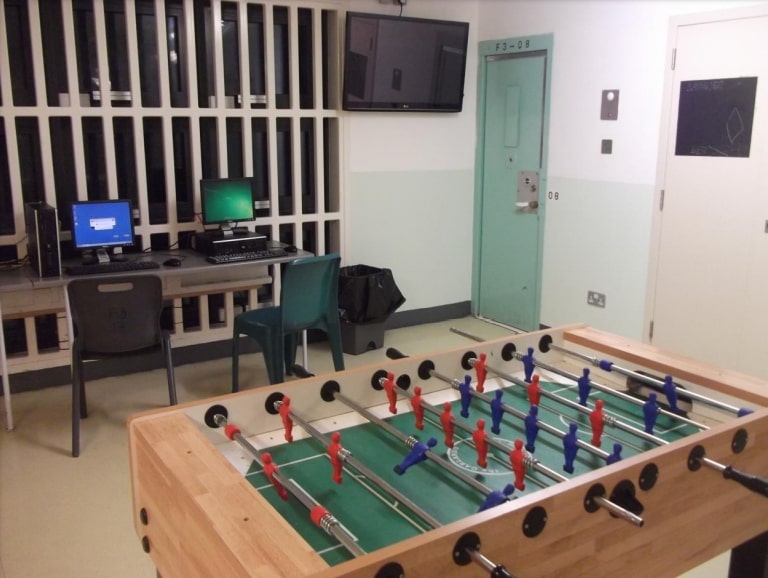 共有スペースにはパソコンが設置されネットの利用が可能