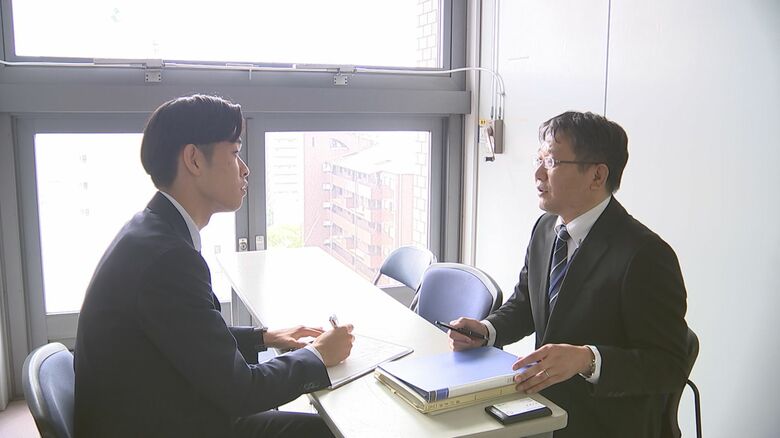 TOSの取材に応じる県警の安全・安心まちづくり推進室　神田英樹室長