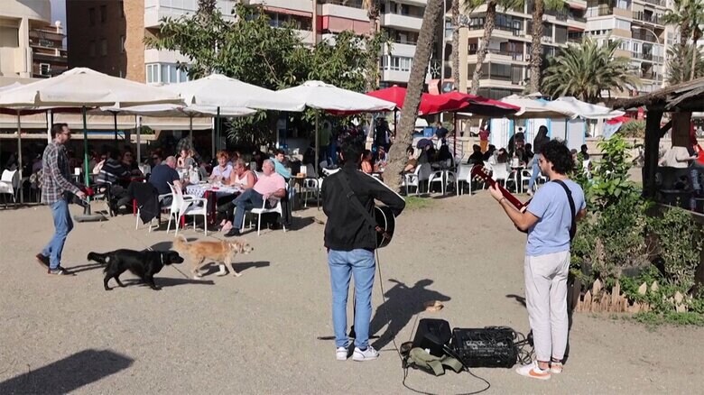 暖冬のスペインで1月に海水浴を楽しむ人も