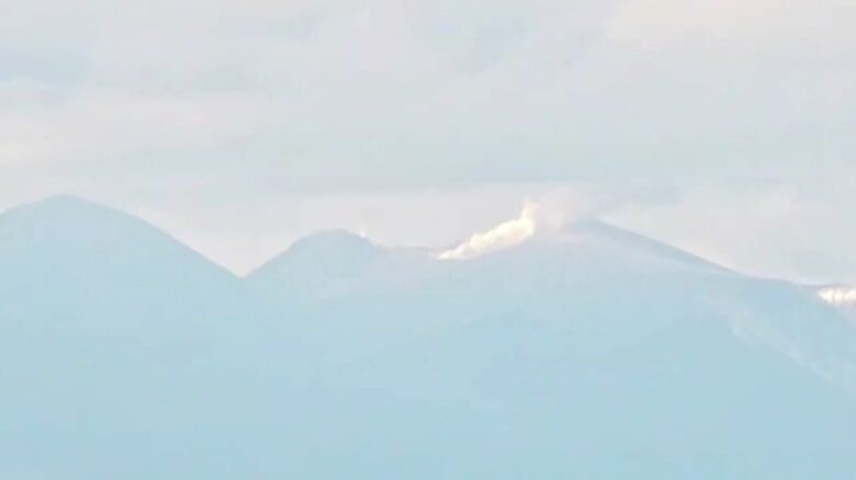 地震の12時間後に雌阿寒岳で小規模な噴火が発生