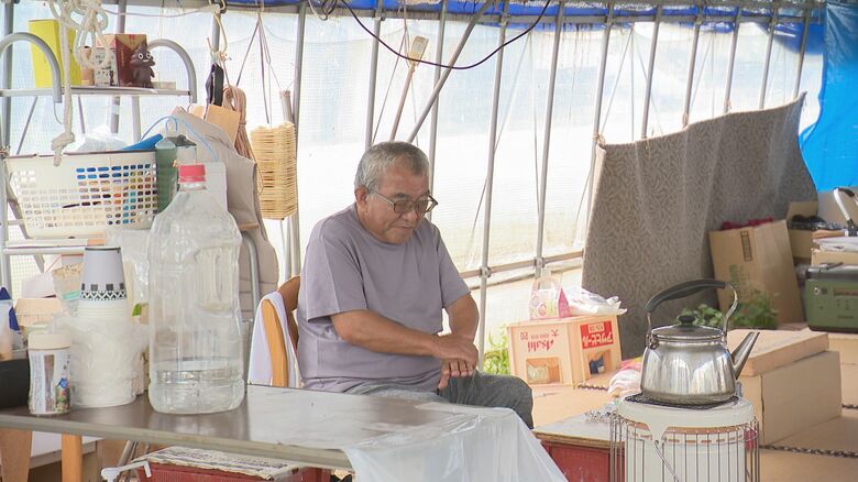 農業用ハウスで避難生活を送る保靖夫さん