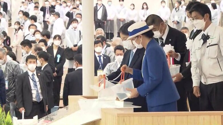 初めてのご放流行事に臨まれる両陛下