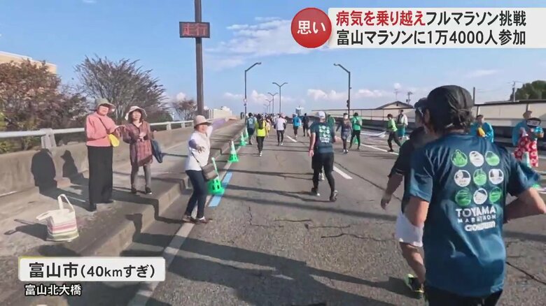 コース途中、友人に声をかけられる久美子さん