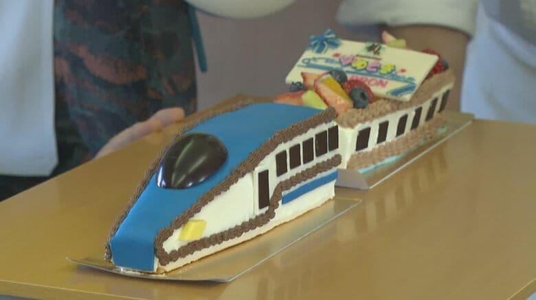 新幹線の形をしたケーキ