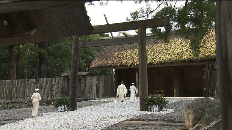 内宮・正宮の内玉垣南御門前に進まれる愛子さま