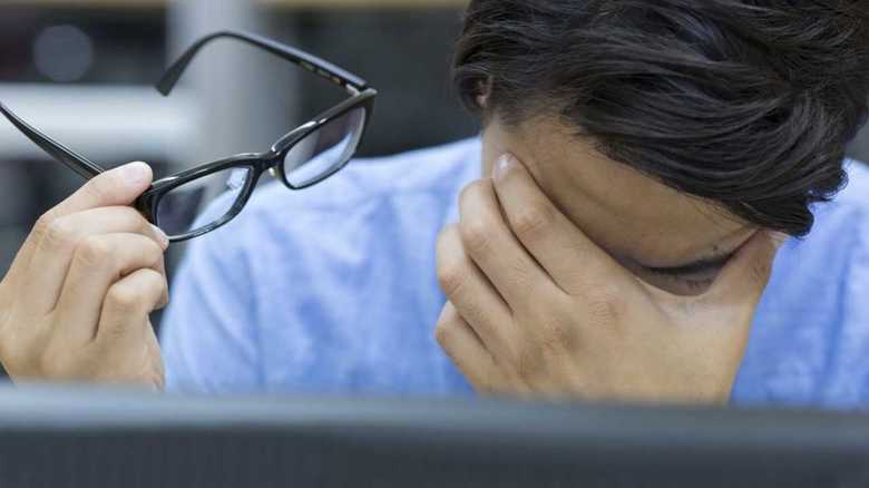 日本の教員の勤務時間は世界一! 授業より事務仕事や課外活動で忙しいのは本末転倒では?