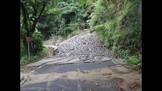 高梁市備中町の県道で土砂崩れ　男性２人が１１日夜以降一時孤立した状態に…市内で猛烈な雨【岡山】