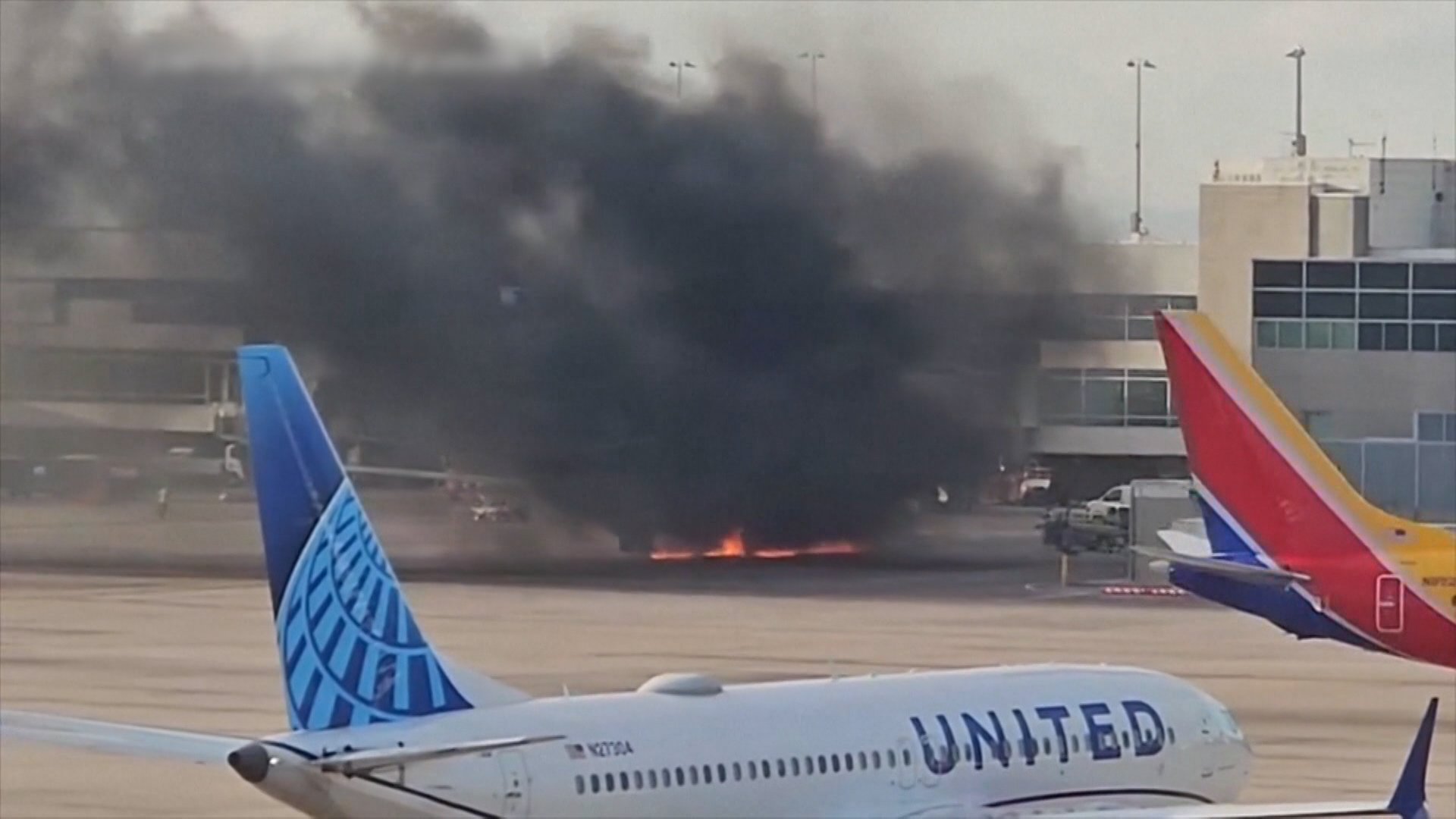 空港で露出の妻 緊急着陸したアメリカン航空旅客機で火災が発生 乗客172人と乗員6人のうち12人が軽傷  米・コロラド州（FNNプライムオンライン）｜ｄメニューニュース（NTTドコモ）