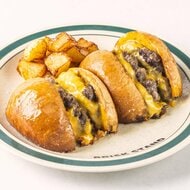 全粒粉バンズと国産牛パティが光る…二度焼きで旨み凝縮した素材にこだわる新感覚ハンバーガーの店が栄に誕生