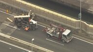 首都高でダンプカー横転　土砂が道路に散乱…約2時間半通行止めに　ハンドル操作誤ったか　