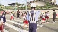 日没早まる秋は歩行者の交通事故に注意を　福井市内で警察官が児童の登校を見守り　21日から「秋の交通安全県民運動」