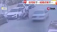 “タイミング悪すぎ”ハプニング…車のドア開けたら2人乗りバイクと衝突　結婚式場では花嫁に巨大ミラーボール直撃　トルコ