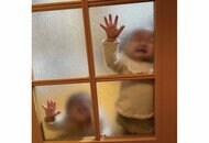 母親を追う“扉越しの双子”から伝わる絶望感…「ちょっと掃除したいだけなんだよぉ」双子育児の大変さを聞いた