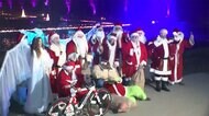 ワクチン接種済み!サンタさん集結 クリスマスシーズン到来 独・ベルリン