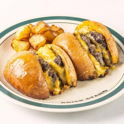 全粒粉バンズと国産牛パティが光る…二度焼きで旨み凝縮した素材にこだわる新感覚ハンバーガーの店が栄に誕生