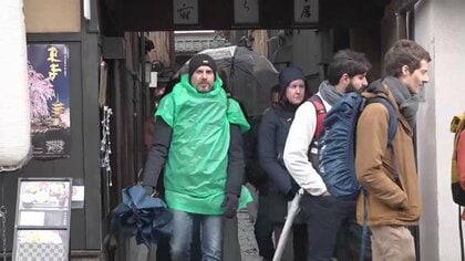 「舞妓パパラッチ」・のれんで手を拭く・無断トイレ侵入…京都・祇園で外国人観光客が“迷惑行為”　私道の立ち入り禁止へ