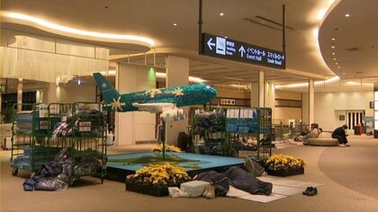 【大雪】新千歳空港で約500人が一夜を明かす―14日に160便が欠航、15日も影響続く…毛布が配られるなか空港で”雑魚寝”した人は「助かった。疲れたけど、いい経験になった。きょうは戻りたい」＜北海道＞