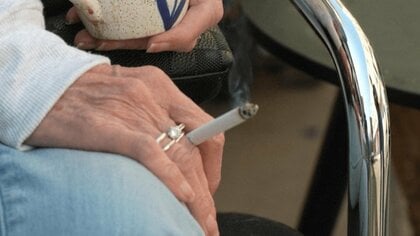 「たばこを吸うと妊娠の可能性が低下」「喫煙女性は不妊リスク40％高…喫煙男性は勃起や射精に障害、精子の異常も」　WHO