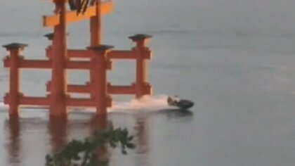 厳島神社「大鳥居」を駆け抜ける水上バイク　“マナー違反”横行…70年ぶりの修復終わり「毎週来ている」目撃情報も