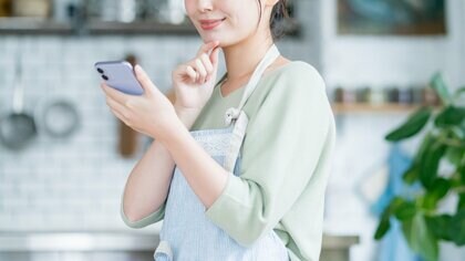 不祥事などの「ネガティブ情報」に2人に1人が関心…さらに情報検索することも？惹かれる理由と向き合い方を聞いた