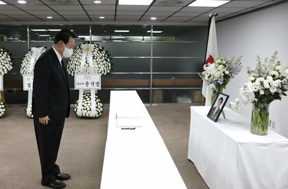 韓国・尹大統領が日本大使館を弔問　安倍元首相の遺影に黙とう