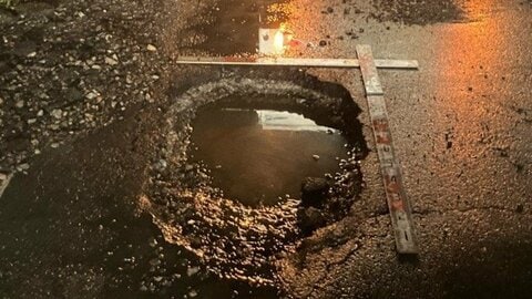 大雨で道路陥没　車30台パンク　直径1ｍ、深さ17cmチの穴　別の道路では土砂崩れで通行止め解除の見通したたず　11日も長野県南部では土砂災害に厳重警戒