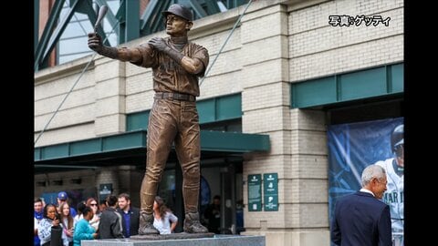 「ブロンズ像でもスイング」イチローさんの銅像除幕式で予想外のハプニング　バットが折れるも本人は大笑い