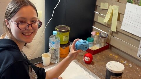 だるまの魅力伝えるウクライナ人女性　日本文化と故郷への思い